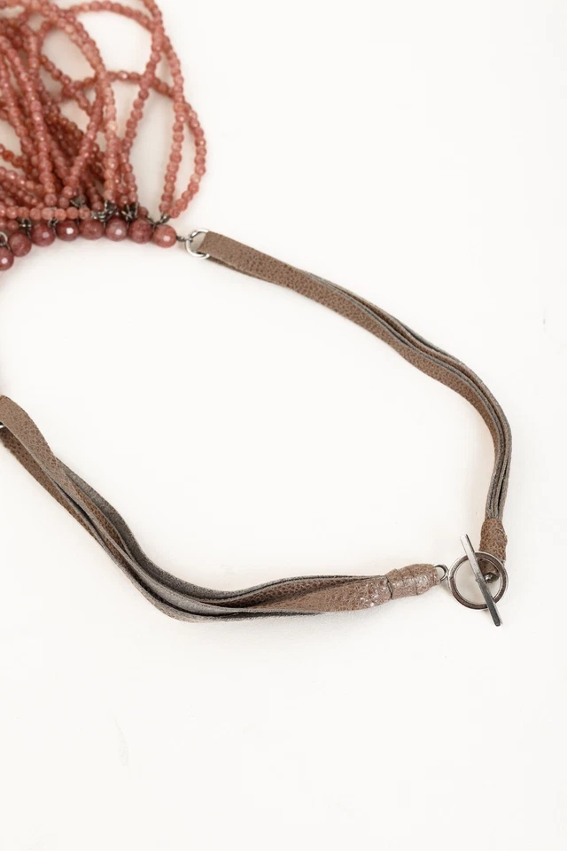 Collar babero Brunello Cucinelli piedra rosa y cuero Foto 2 de 4