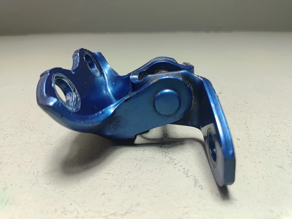 BISAGRA INFERIOR PUERTA DELANTERA DERECHA PASAJERO TOYOTA COROLLA 2009-2025 OEM Foto 2 de 4