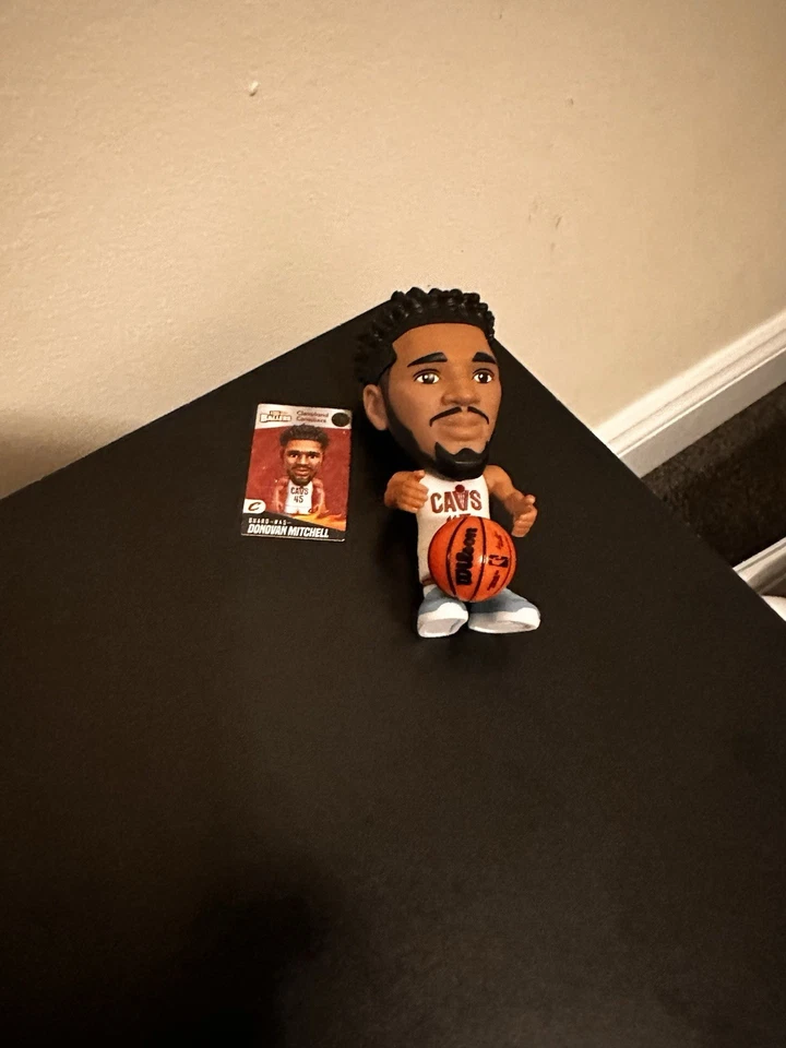 Figura Coleccionable Zuru NBA Ballers Serie 1. Personaje, póster y pelota Foto 2 de 4