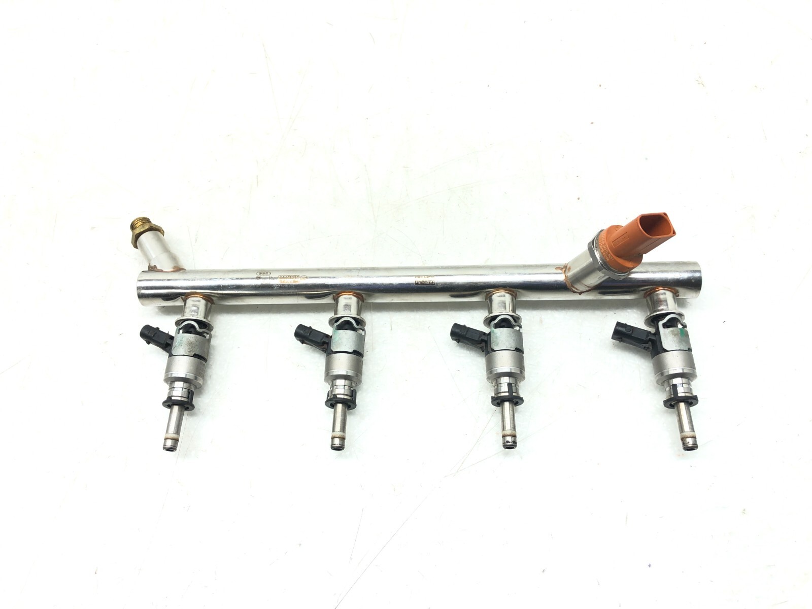 2014-2018 BENTLEY FLYING SPUR V8 LEFT DRIVER FUEL RAIL LINE W/ FUEL INJECTORS.