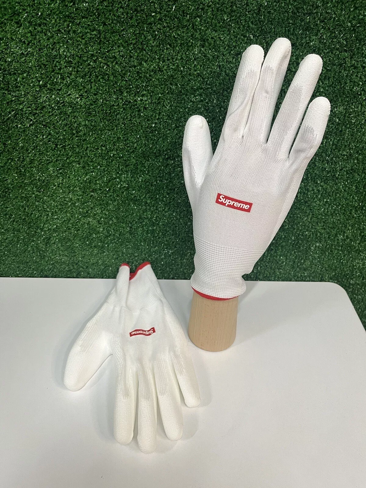 EN MAIN * NEUF gants caoutchoutés blancs authentiques Supreme FW20