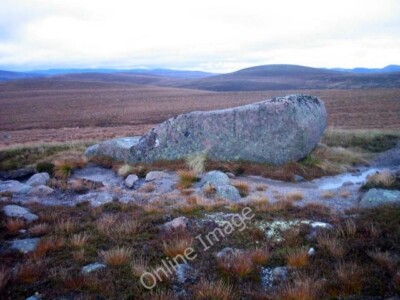 Foto 6x4 Ein natürlicher Meilenstein Bynack Mehr Dieser große Granitfelsen liegt c2009