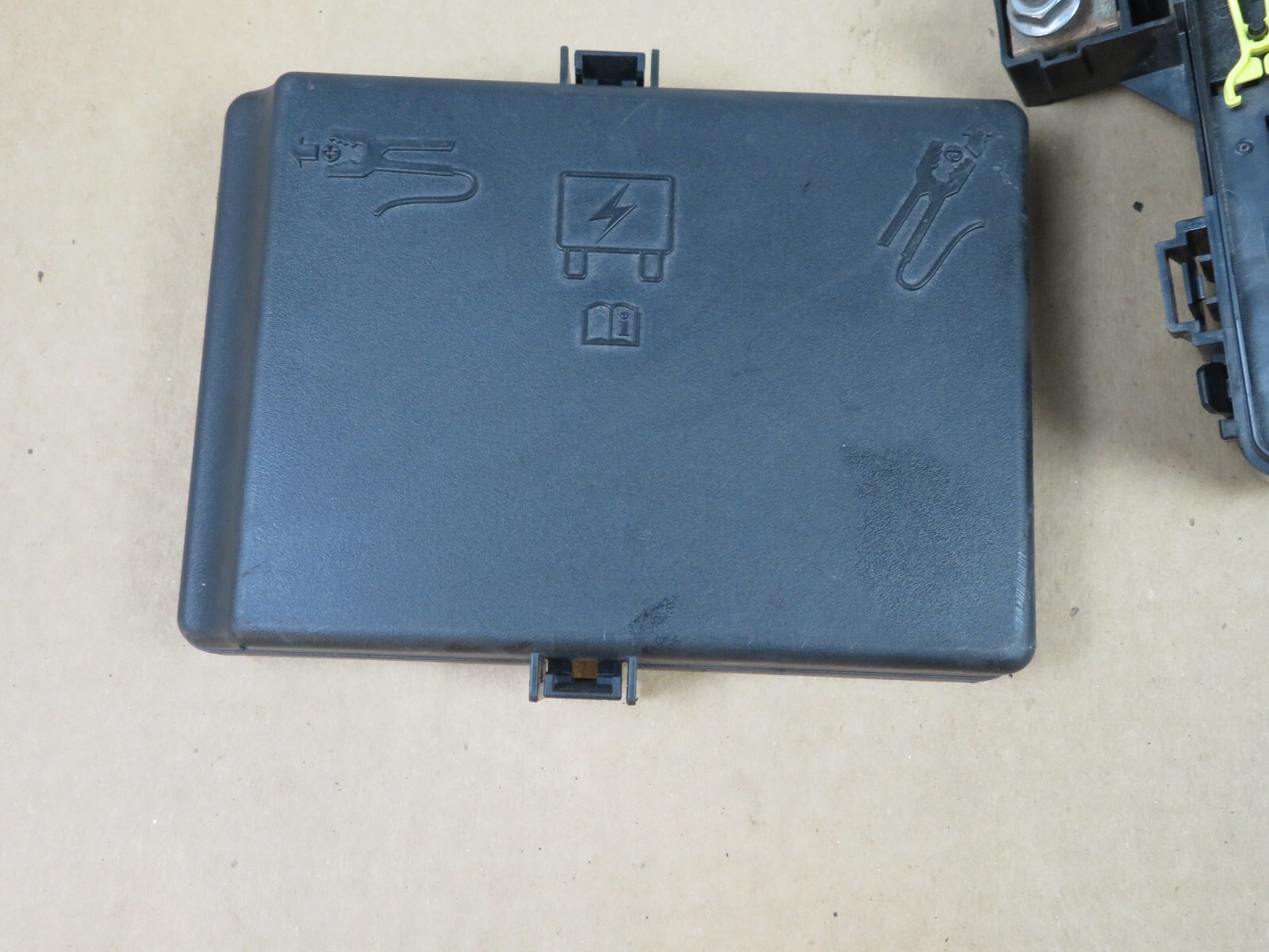 2014-2017 MASERATI GHIBLI SQ4 3.0L ENGINE FUSE RELAY JUNCTION BOX W/ COVER OEM