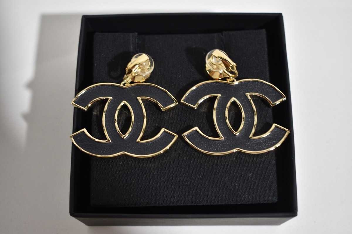 ◆クルーズ 2022/23◆【CHANEL】 ピアス GOLD & BLACK Chanel 23S XL Gold Black Crystal Clip On CC Logo Dangle Drop
