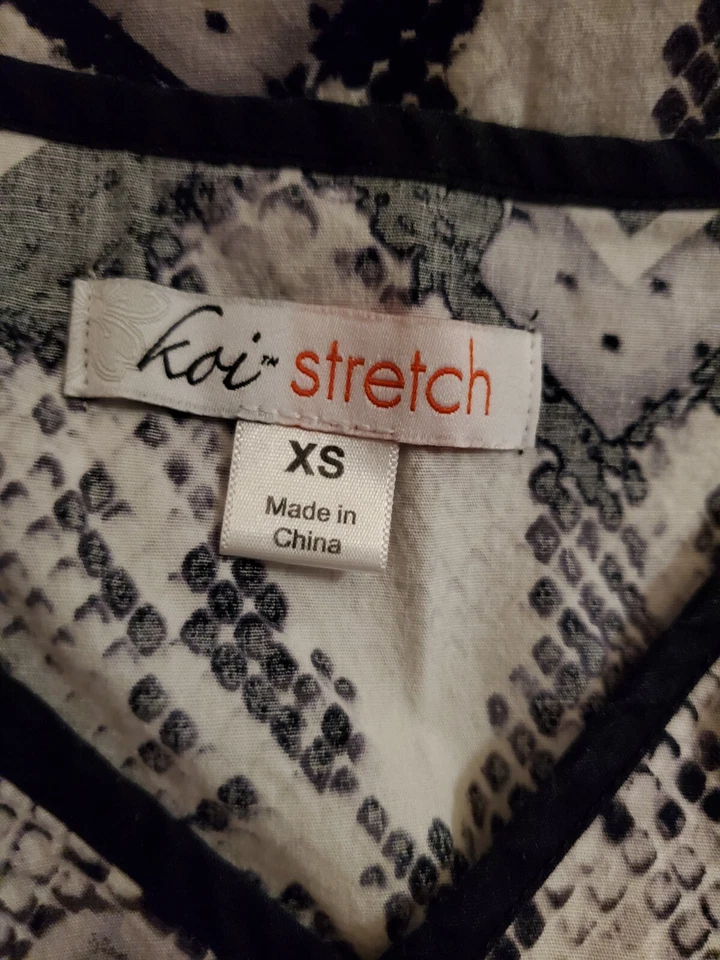 Blusa Médica Koi-Elástica Talla XS-Negro/Blanco Estampado Piel de Serpiente-Pecho 18.5"/L 24" Foto 3 de 4