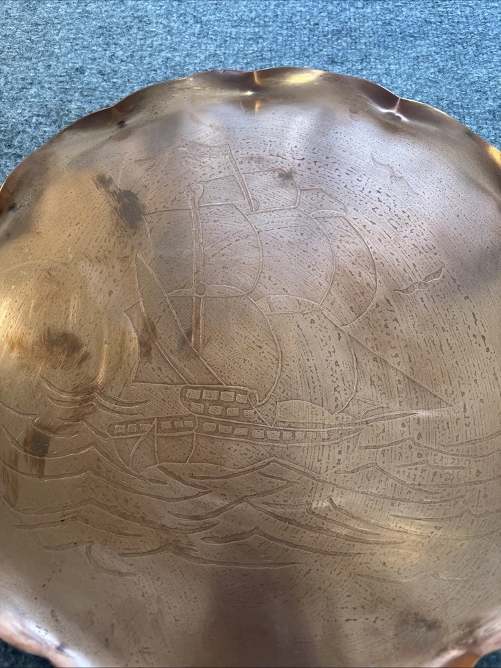 Bandeja De Colección Cobre Aluminio Borde Festoneado Redondo Barco Gaviotas Náuticas Foto 2 de 4