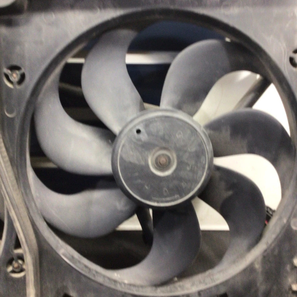 Volkswagen Golf 2004 4 puertas - conjunto de ventilador de refrigeración Foto 4 de 4