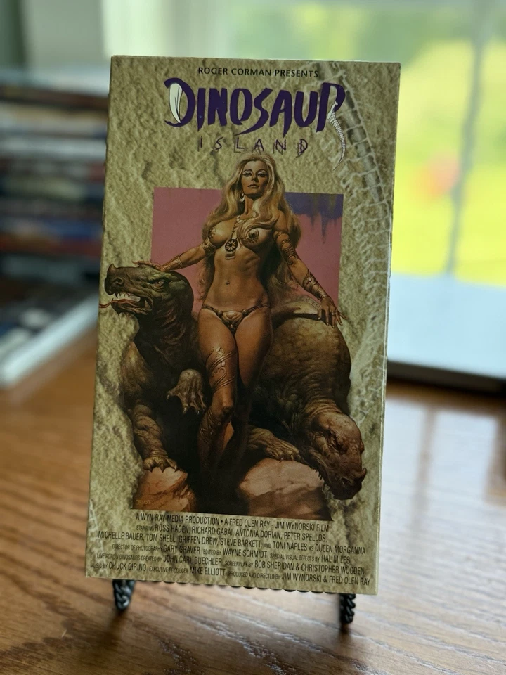 DINOSAUR ISLAND VHS Crashed Pilots Help Sexy Cave Women Battle Killer Dinosaurs Foto 2 de 4