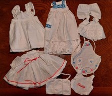 8 tlg.  Konvolut  alter Vintage Puppenkleidung, Weißwäsche, Spitze, Rüschen