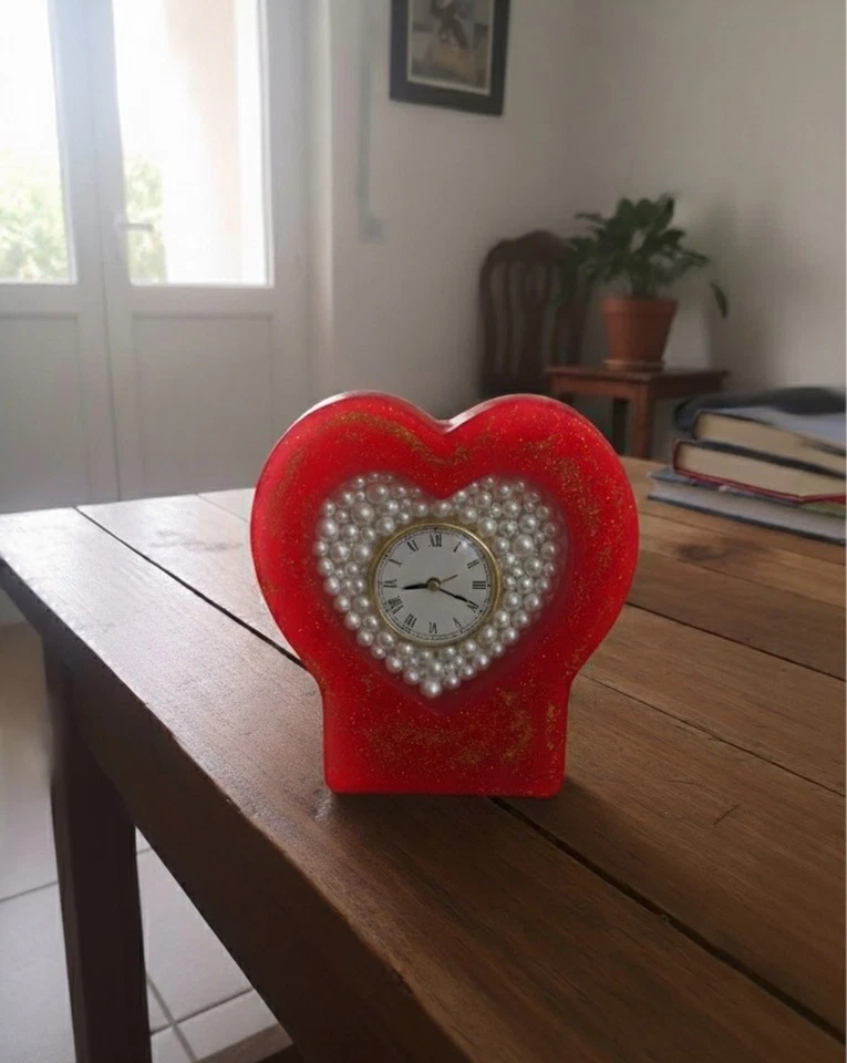 Reloj de Escritorio Artesanal en Forma de Corazón de Hormigón y Epoxi con Decoración de Perlas Foto 3 de 4