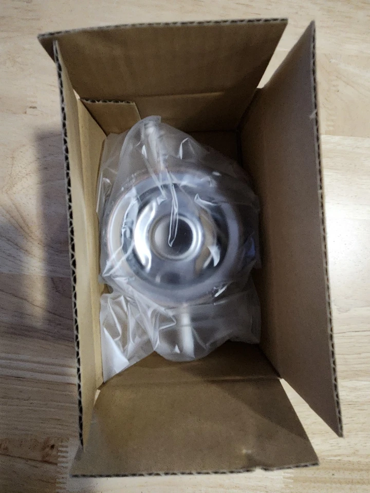 NEW GENUINE NISSAN ARMADA TITAN  INFINITI QX56 ENGINE OIL COOLER OEM 21305-ZQ53A - Bild 2 von 4