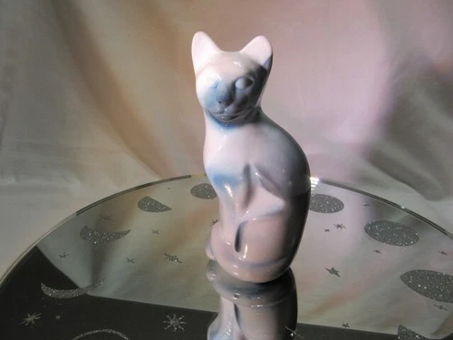 FENTON GLASS 2021 AMETHYST AND MILK GLASS SLAG 5" STYLIZED CAT FIGURINE