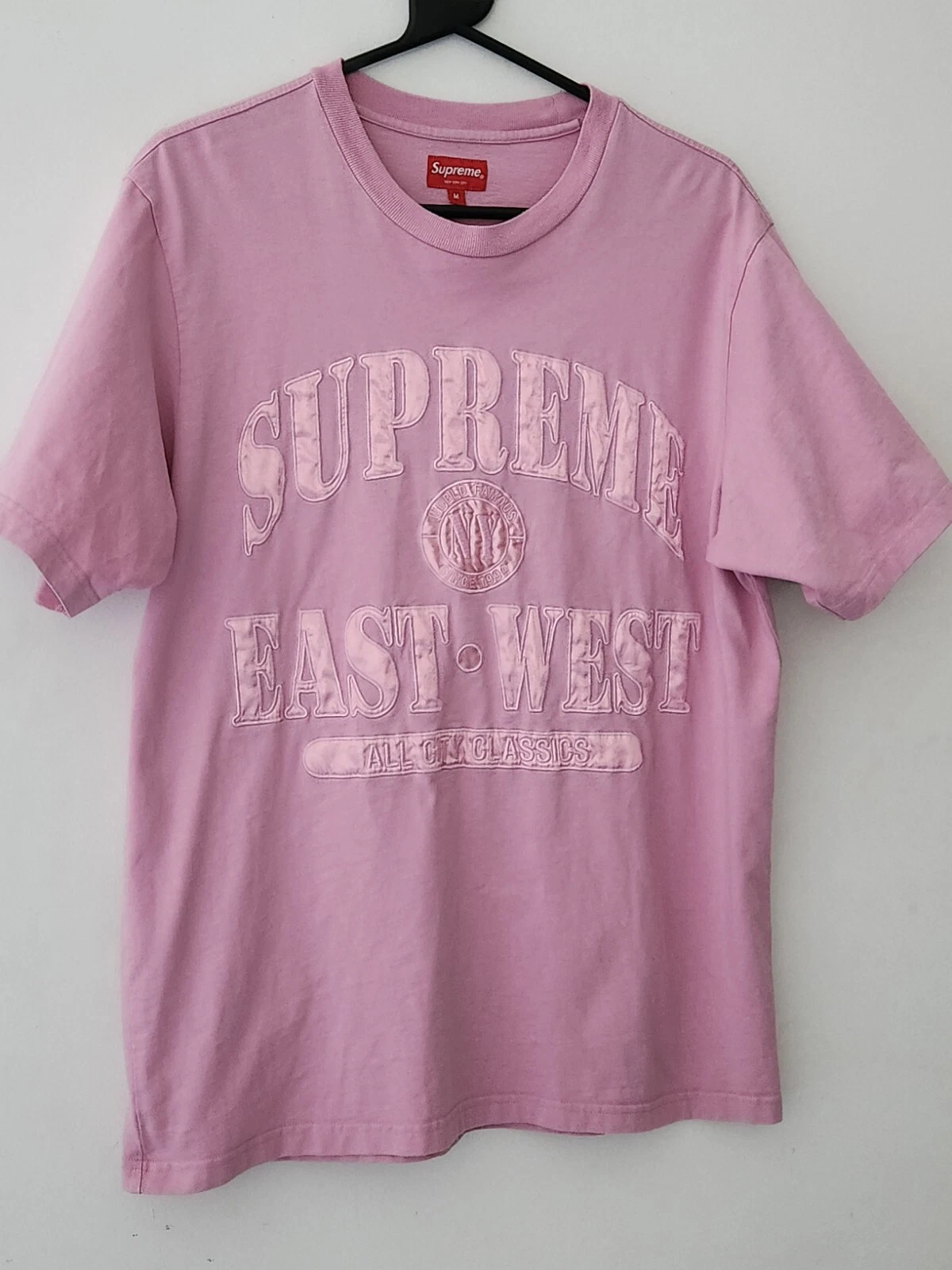 FW21 Supreme Osten West S/S Top Kurzarm Rosa Satin Logo Größe M