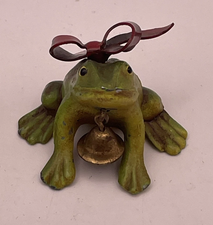 Ranas de plomo pintadas en miniatura antiguas de colección con arcos y campanas Foto 3 de 4