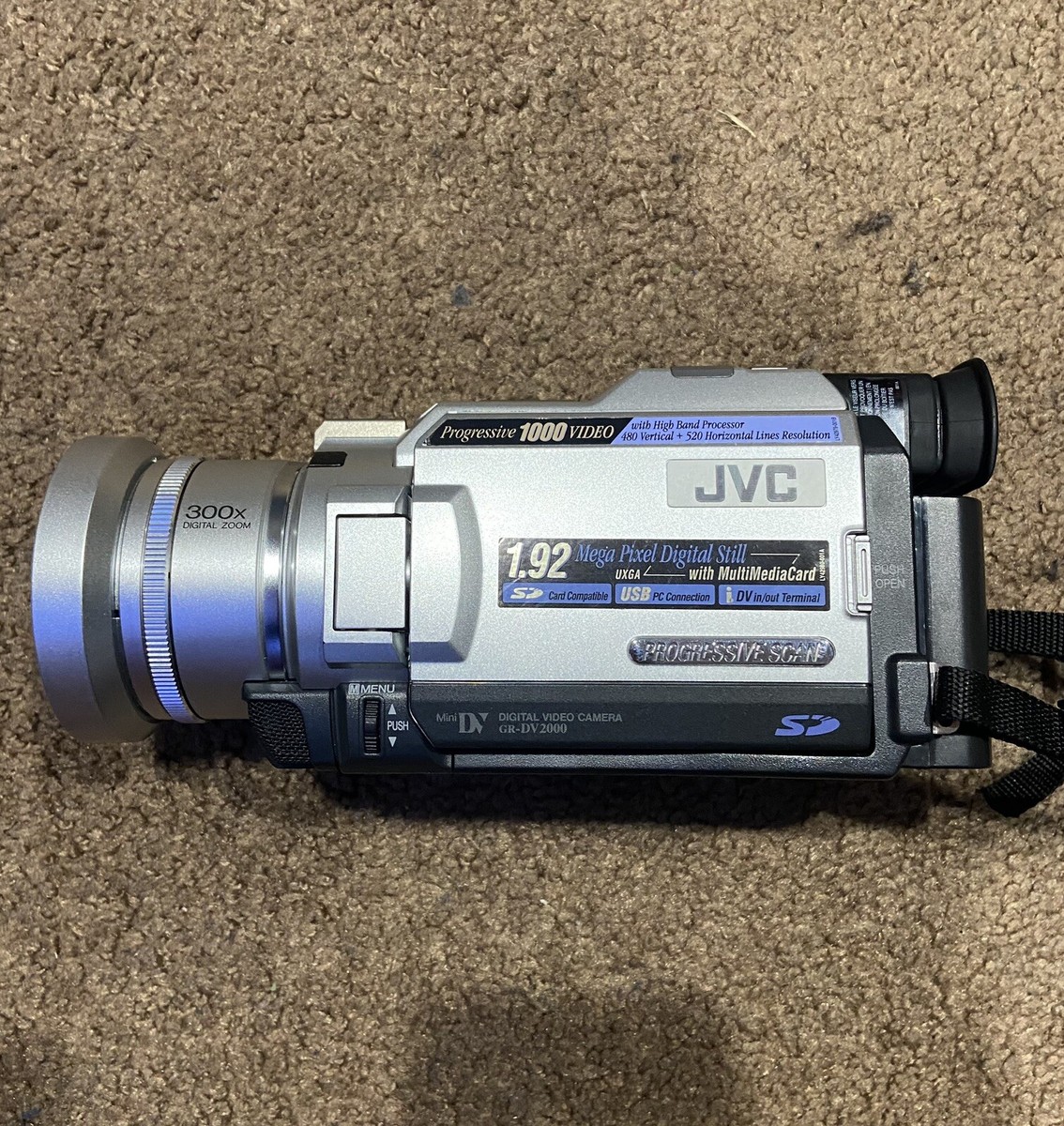 Large JVC GR-DV2000 Mini DV Digital Video Camera With Large JVC GR-DV2000 Mini DV Digital Video Camera With
