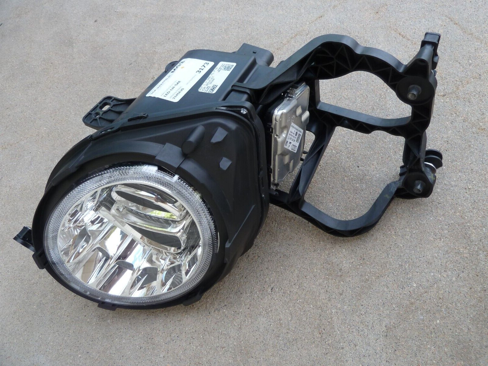 16-20 BENTLEY BENTAYGA Drivers Side Full LED Headlight Lamp Light mount bracket