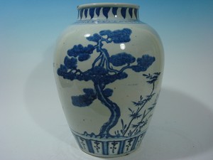 Antique Chinese Blue and White Vase, Qianlong period. 18th Century