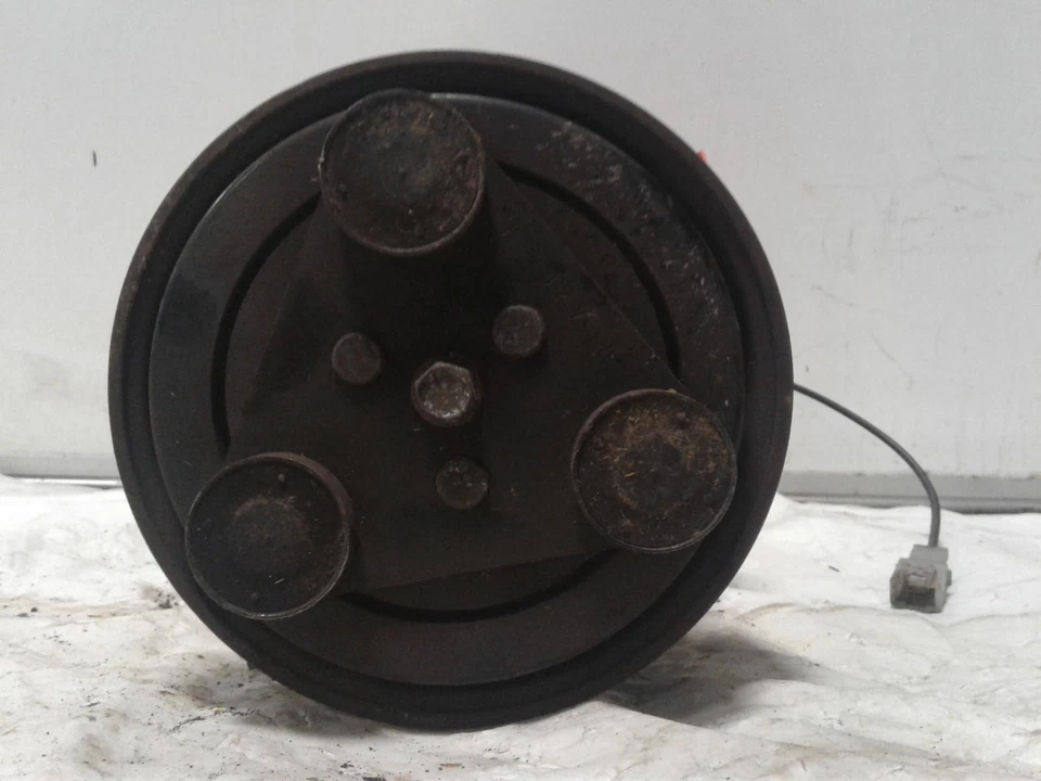 Compresor de aire acondicionado usado se adapta a: Mazda Mazda millenia 2000 6 cilindros 2500 grado B Foto 3 de 4