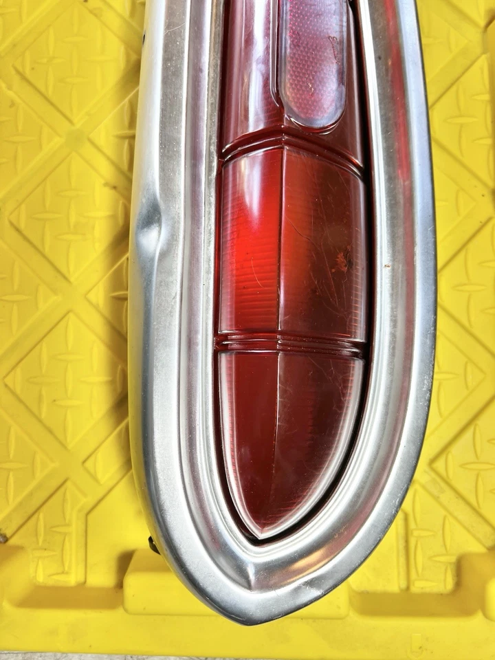 Chevy Impala 1959/Belair/Biscayne luz trasera OEM lente moldura pasajero derecho Foto 2 de 4