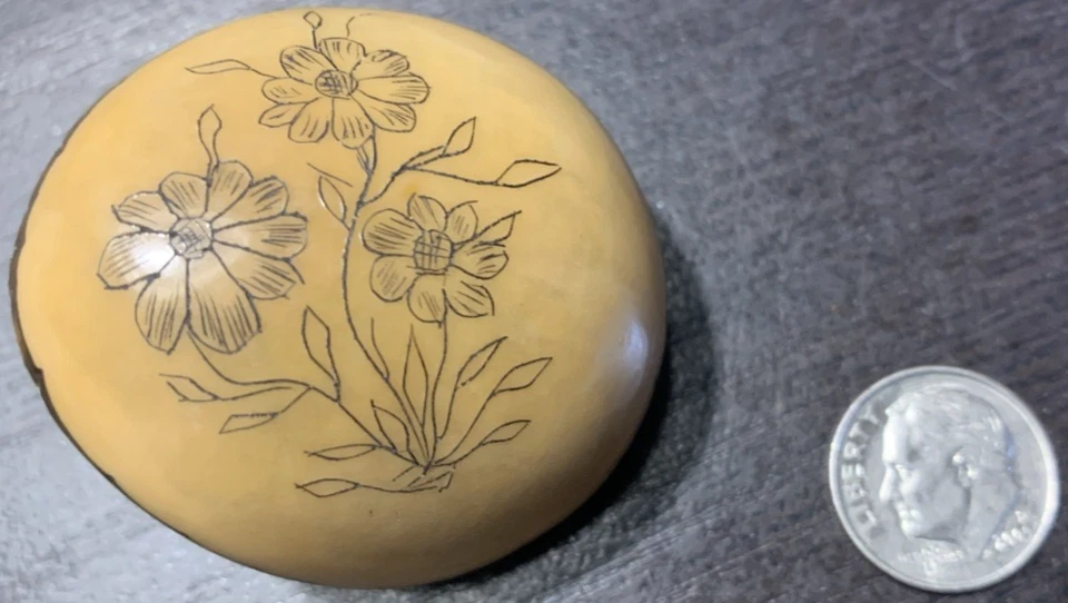 Auténtico Scrimshaw Flor Silvestre Tagua Nuez Arte Popular Americana De Colección Foto 4 de 4