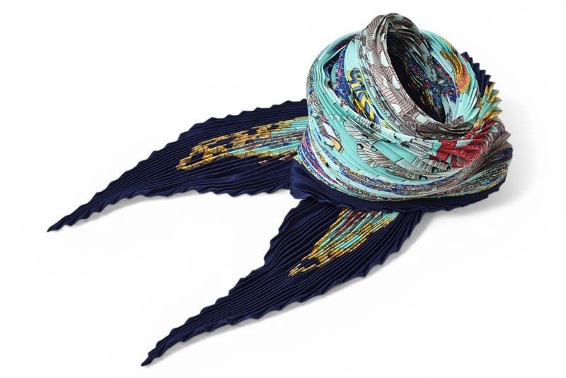 Hermes Grands Fonds Pleated Silk Scarf Carre 90 cm Blue Marine NM Auth