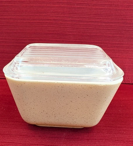 VINTAGE Pyrex Homestead 501 Refrigerator Dish in a Speckled Tan With Ribbed Lid