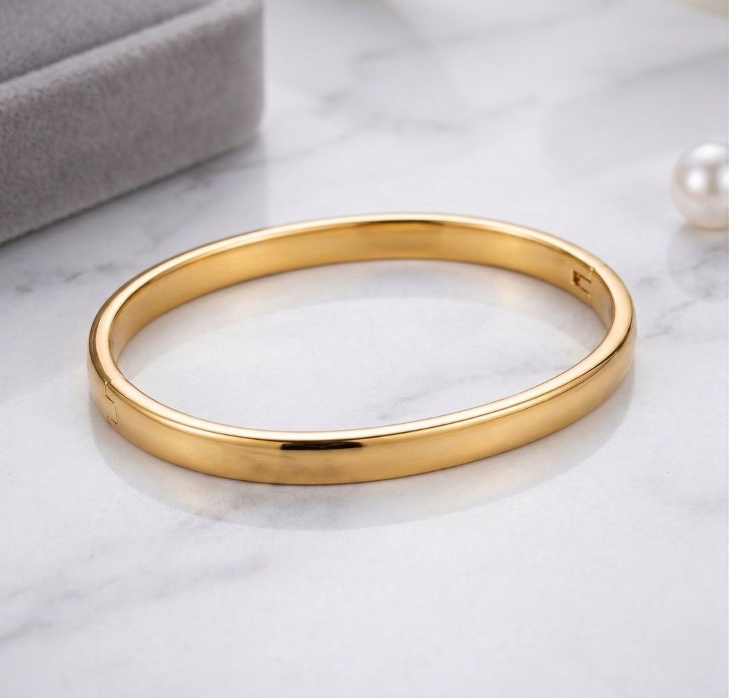 Bracelet jonc rigide ovale en plaqué or qui reste en place sur le poignet