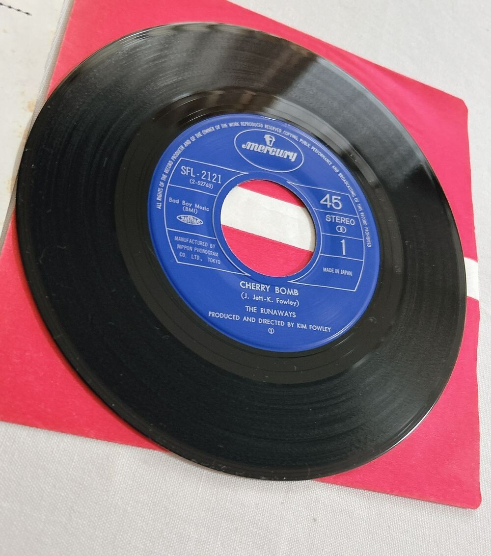 THE RUNAWAYS チェリー・ボム 7インチシングル THE RUNAWAYS - Cherry Bomb Vinyl Record 7