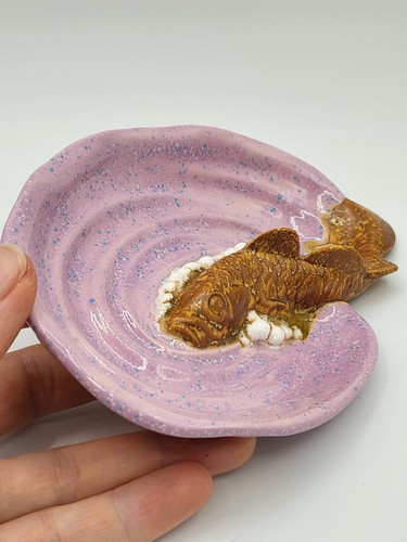 Plato de baratija de cerámica rosa decorativo con manchas azules relieve de peces koi burbujeantes - Imagen 9 de 12