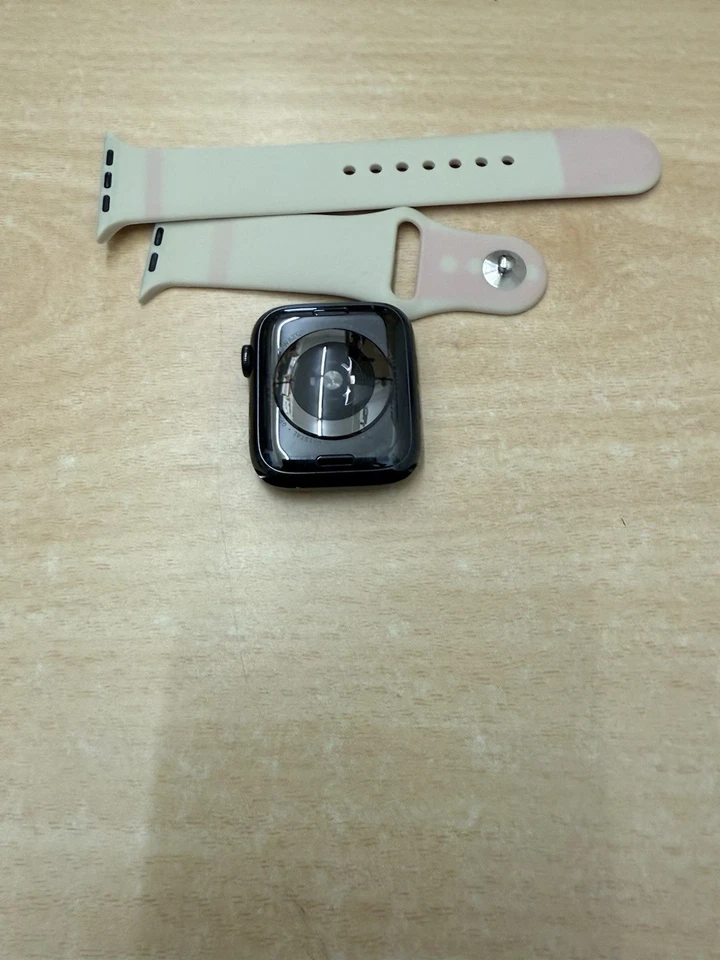 Apple Watch Series 4 44 mm Space Grey Aluminium(Please Read The Description) - Image 2 of 3