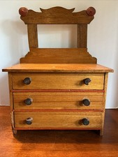 "Antigua cómoda de 3 cajones muestra de vendedor 14 X 10 X 6"" COMO ESTÁ"