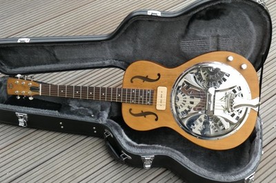 Dobro Hound Dog (Round Neck) mit P90
