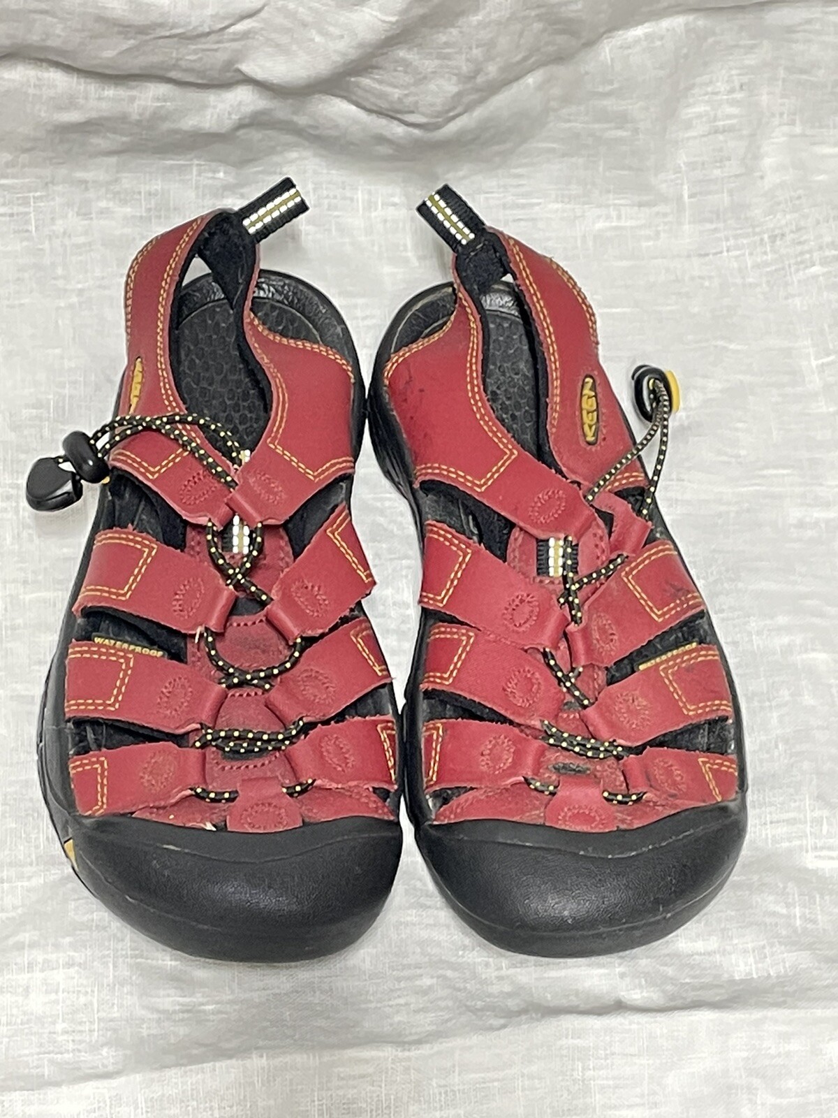 Sandali da trekking impermeabili KEEN Newport Sandler 4 giovani rosso nero pelle gomma