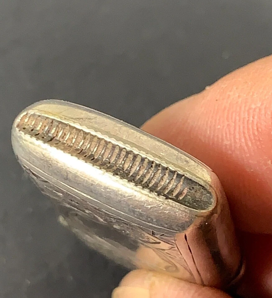 Pequeño estuche Vesta Victoriano Plata Grabado, Birmingham 1887 Foto 3 de 4