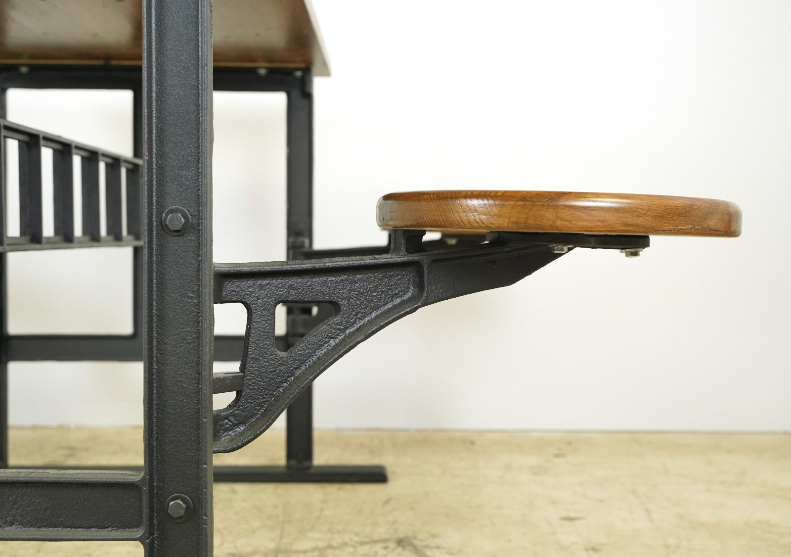 Provincial Industrial Flooring Top 4 Seat Swing Table