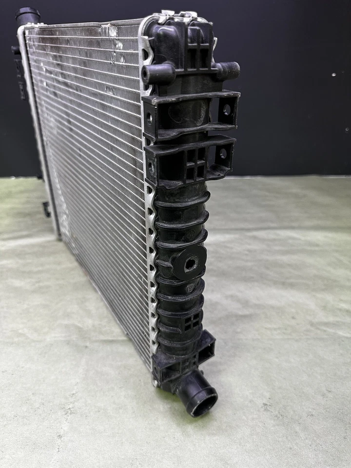 Radiador auxiliar AUDI R8 2008-2015 (pestaña rota) Foto 4 de 4