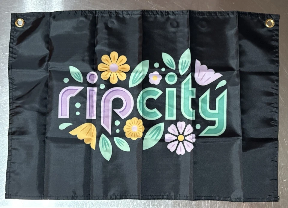 Portland Trail Blazers Mujeres de Rip City Bandera Promocional 2025 Historia de la Mujer” Foto 2 de 2