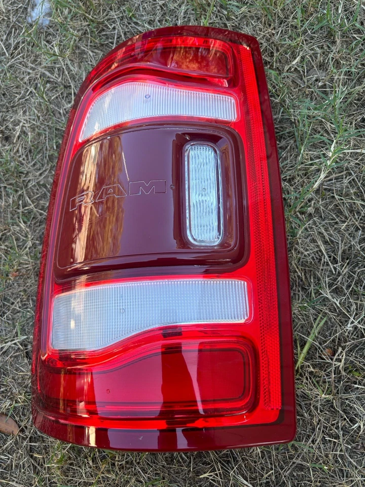 Dodge Ram 2500 3500 2019-2024 luz trasera LED derecha pasajero derecho con punto ciego OEM Foto 4 de 4