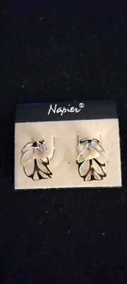 Schöne Vintage NAPIER goldfarbene Ohrringe mit offenem Griffwerk Design