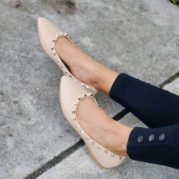 Sandalia para mujer con tachuelas planas cerradas punta color nude (talla 6) Foto 3 de 4