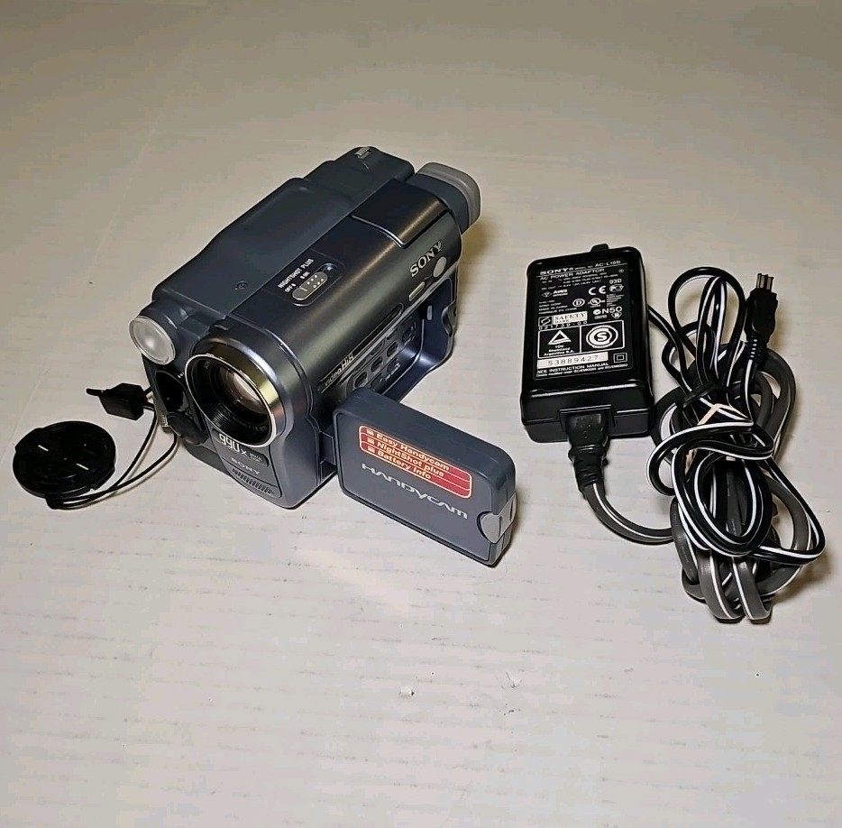Sony Video Hi8 Handycam video camera recorder CCD-TRV128