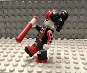 Lego Batman Movie minifig Harley Quinn (70906 or 70922) w/Bat and Roller Skates