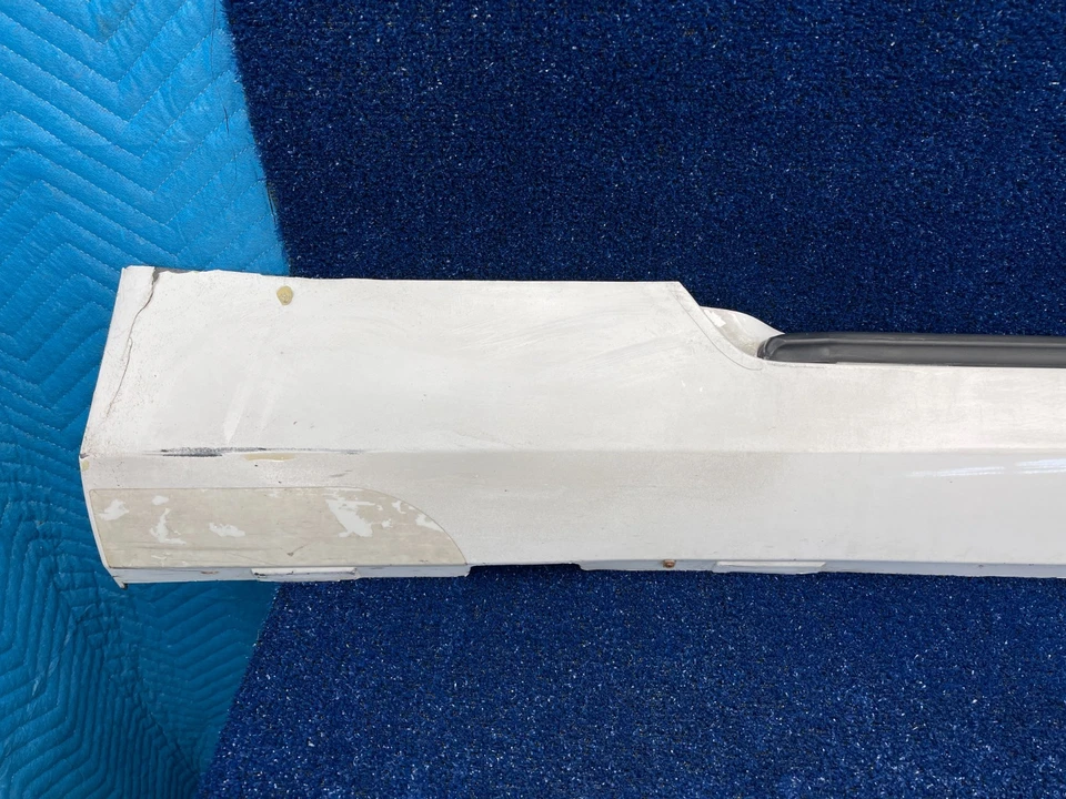 Chevrolet Camaro 2010-2015 panel basculante derecho moldeado OEM 22822992 Foto 2 de 4