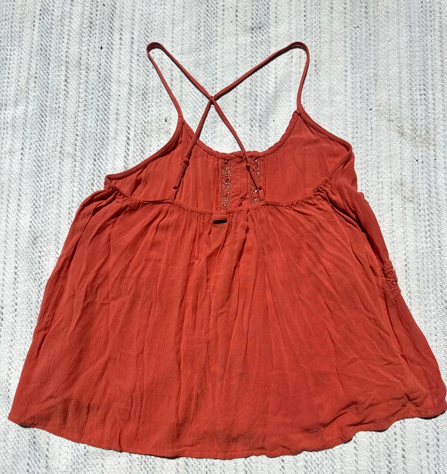 Top Volcom para mujer pequeño naranja sin mangas crochet floral con botones sin mangas alrededor Foto 2 de 4