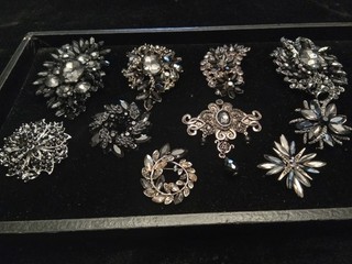 Gorgeous 10 Pieces Black Grey Color Costume Jewelry Brooches Pins Jewelry Lot