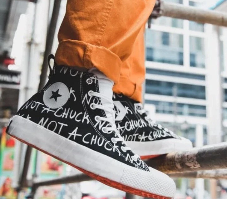 Zapatillas altas CONVERSE para niños pequeños talla 5 negras blancas con logotipo 'Not A Chuck' Foto 2 de 4