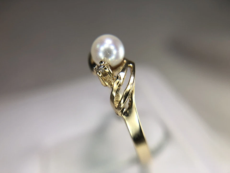 Винтажное маленькое кольцо из желтого золота 14 карат с круглым культивированным жемчугом и одним бриллиантом - Изображение 3 из 4