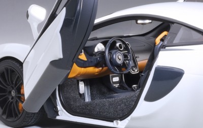 2016 McLAREN 570S WHITE WITH BLACK WHEELS 1:18 COMPOSITE by