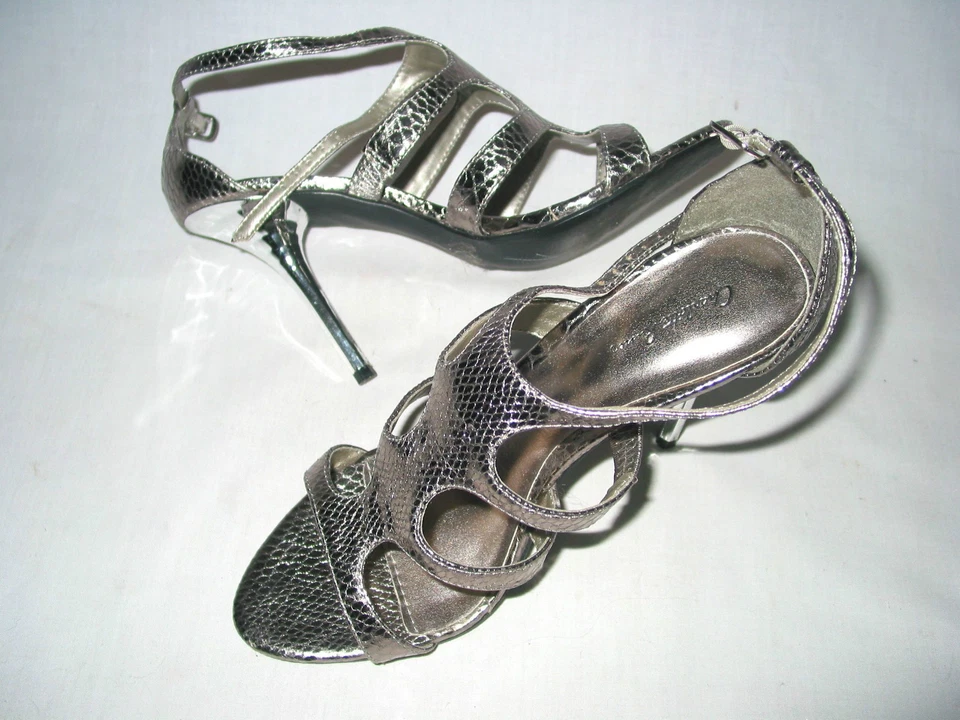 Sandalias de aguja Charlotte Russe plateadas serpiente correa en T para mujer 7,5 uso mínimo LO ÚLTIMO Foto 3 de 4