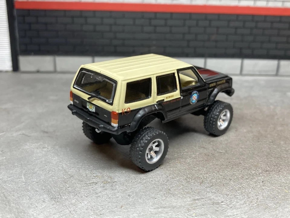 Jeep Cherokee XJ Lifted 4x4 Truck 1/64 Diecast Custom Florida State Police K9 - Image 3 of 4